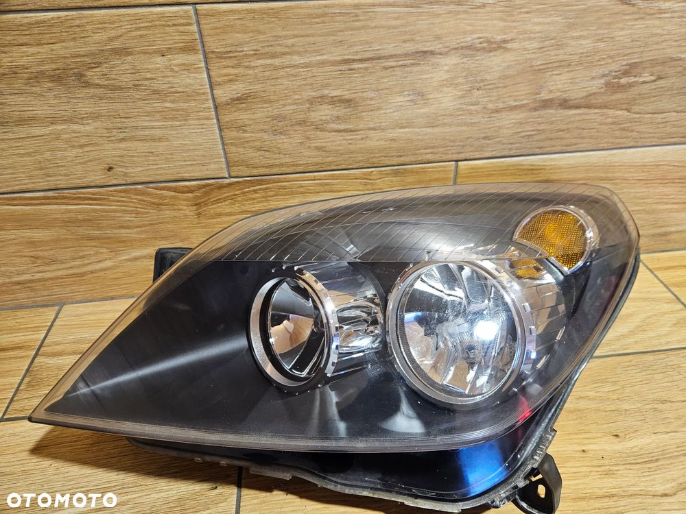 Opel Astra III H Lampa Przednia Lewa 1EG270370-01
