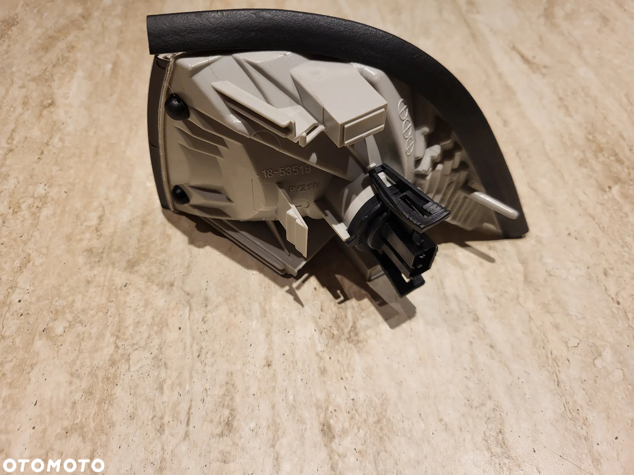 Migacz  Kierunkowskaz  PRZEDNI prawy  P biały, PY21W  BMW 3 E36 Coupe / Kabriolet 09.90-08.00 - 2