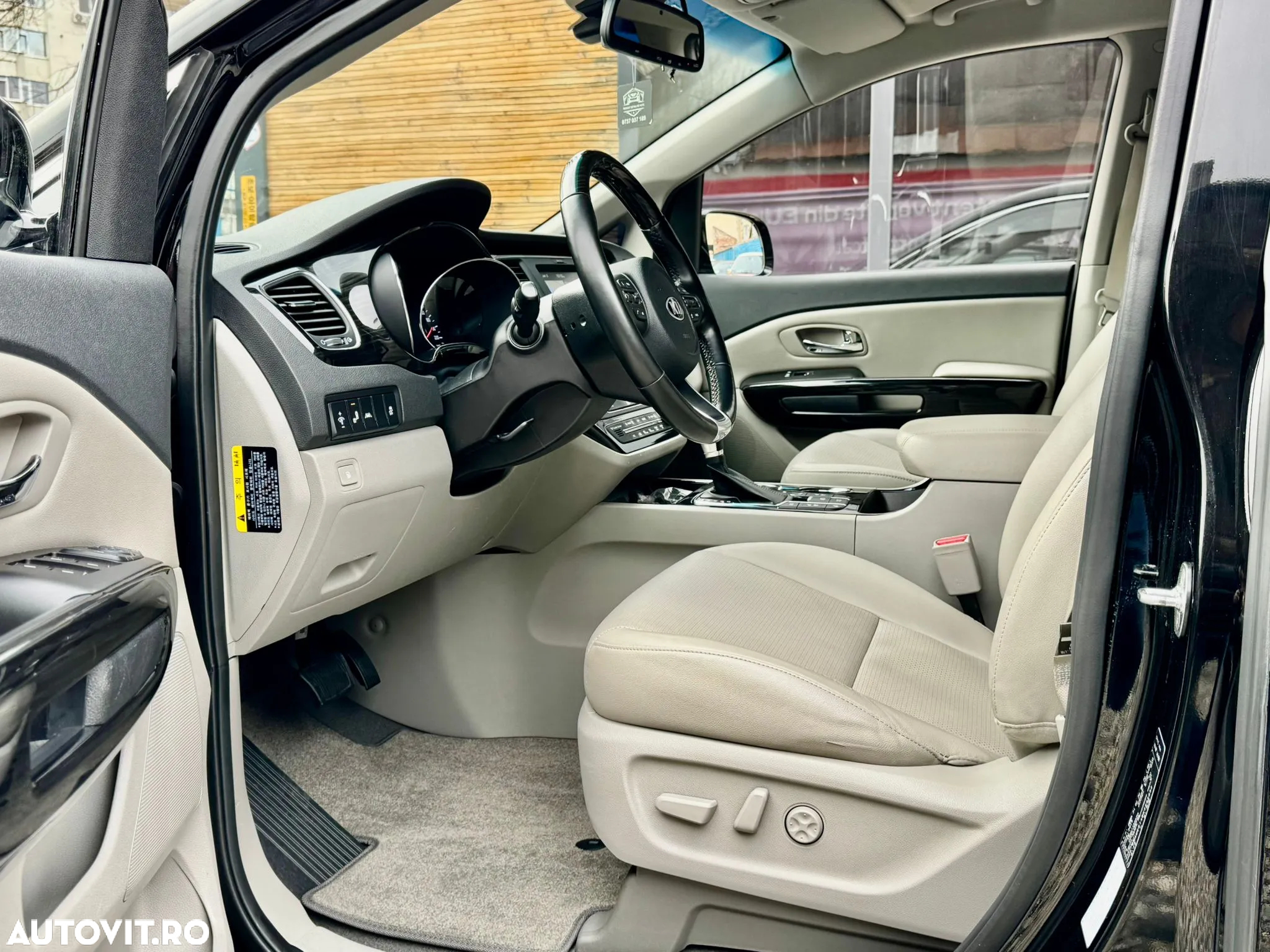 Kia Carnival - 25