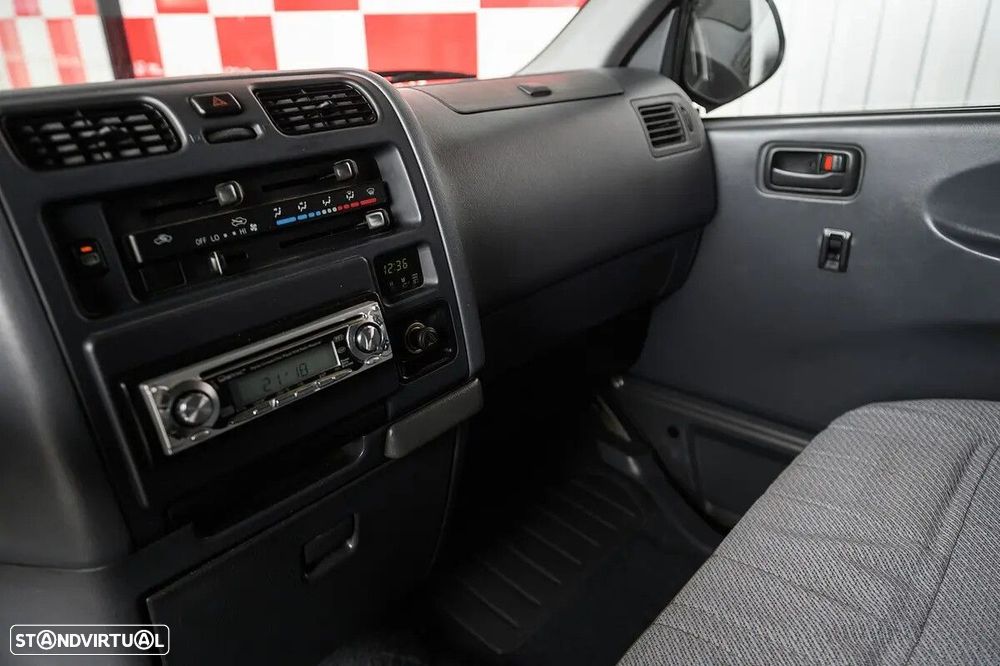 Toyota HiAce 2.4 D LXH12LG - 23