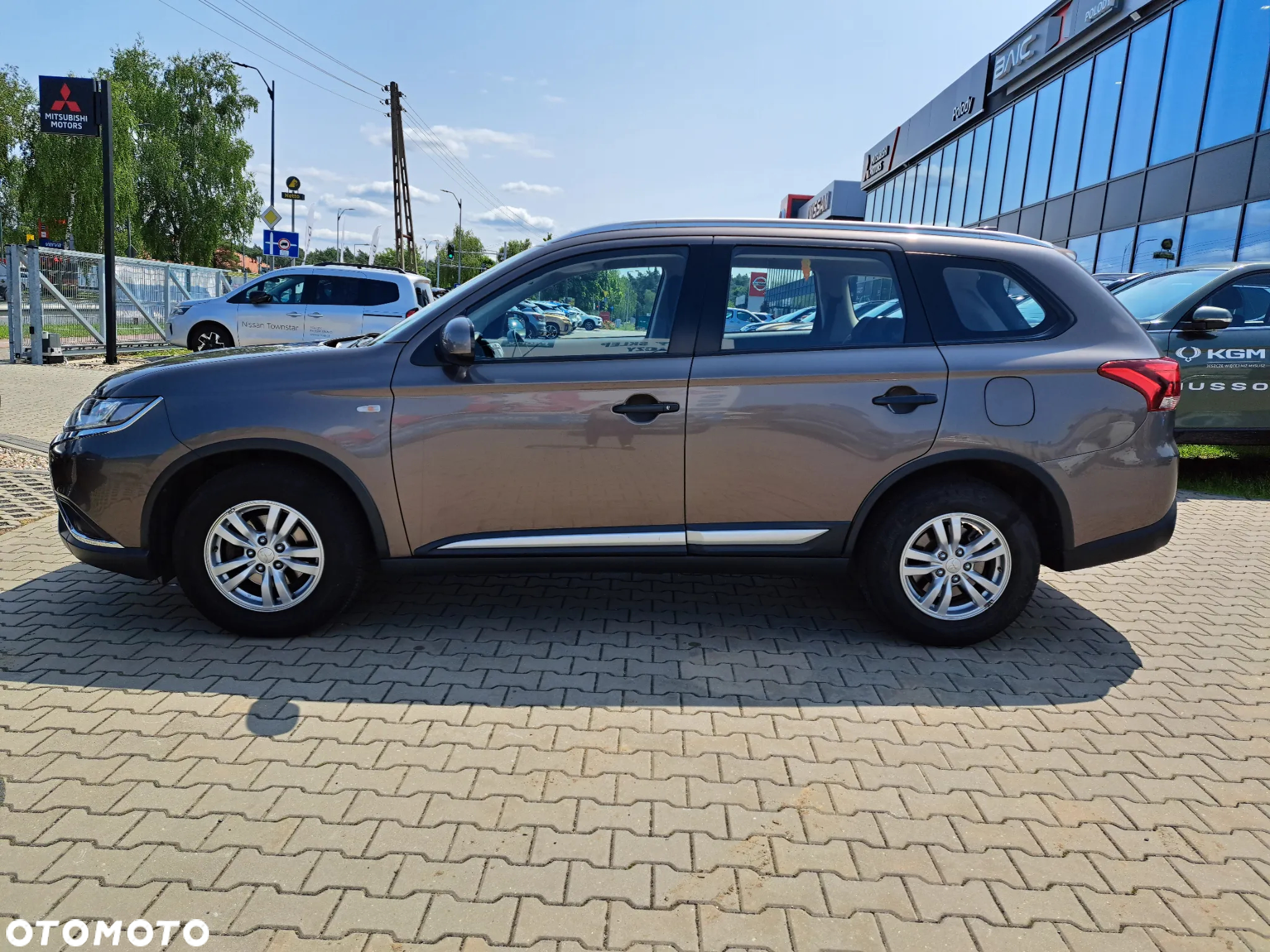 Mitsubishi Outlander 2.0 Invite + 2WD - 7