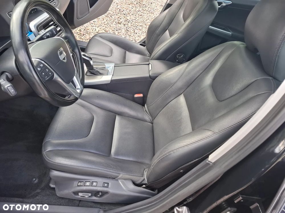 Volvo V60 D6 AWD Plug-in Hybrid R-Design Summum - 16