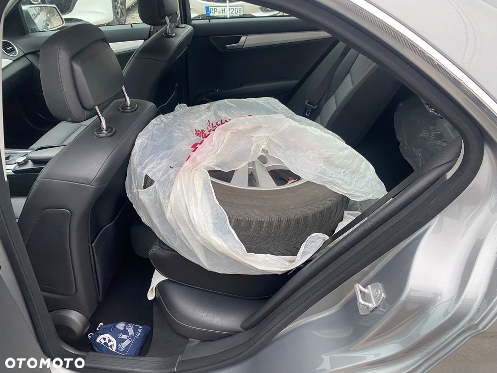 Mercedes-Benz Klasa C 180 CGI Automatik BlueEFFICIENCY Avantgarde - 30