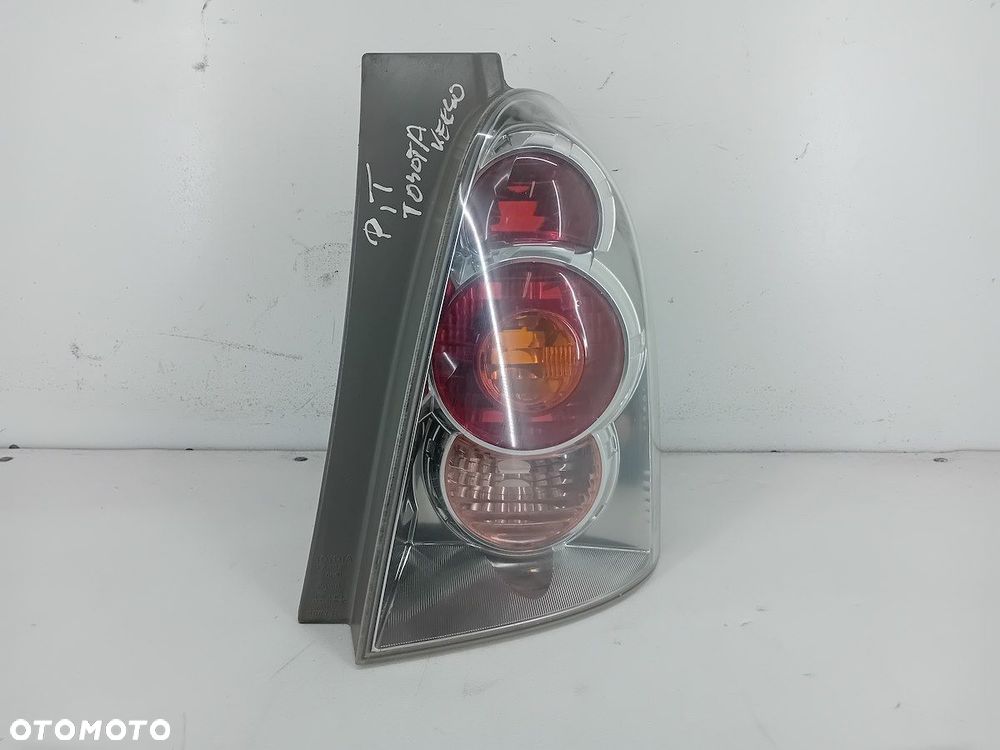 LAMPA TYLNA PRAWA TOYOTA COROLLA VERSO II - 1