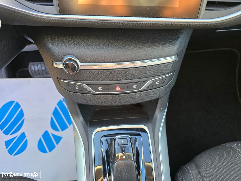 Peugeot 308 1.2 PureTech Allure EAT8 - 29