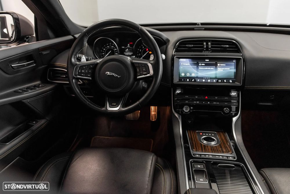 Jaguar XE 2.0 i4 R-Dynamic HSE AWD - 10