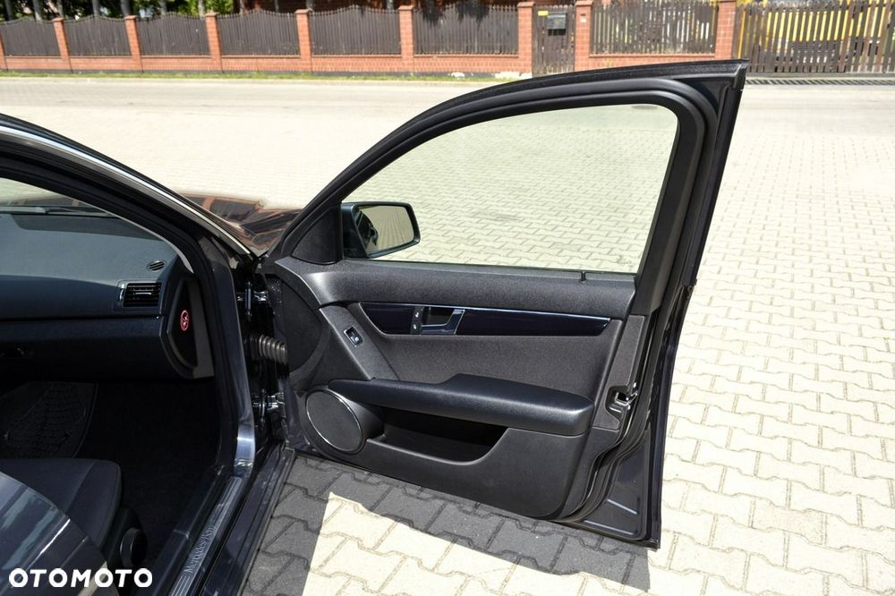 Mercedes-Benz Klasa C 180 BlueEFFICIENCY 7G-TRONIC Elegance - 39