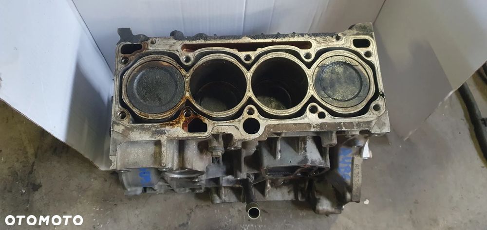 Silnik blok silnika słupek dół Audi A4 B6 1.6 ALZ - 1