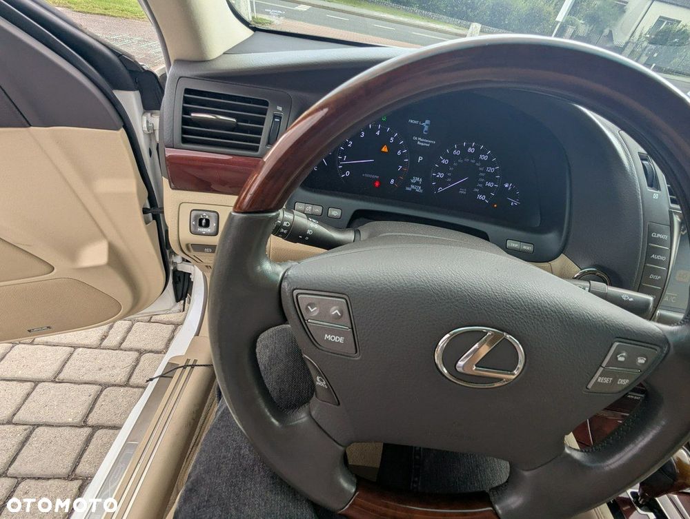 Lexus LS 460 AWD - 12