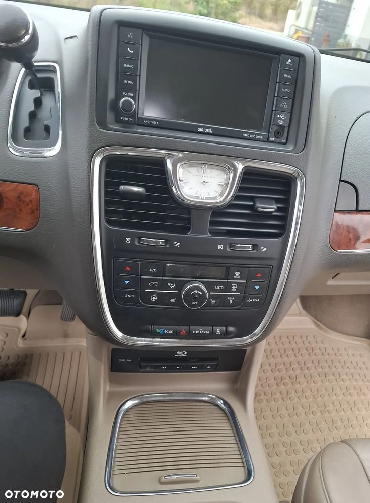 Chrysler Town & Country 3.6 Limited - 18