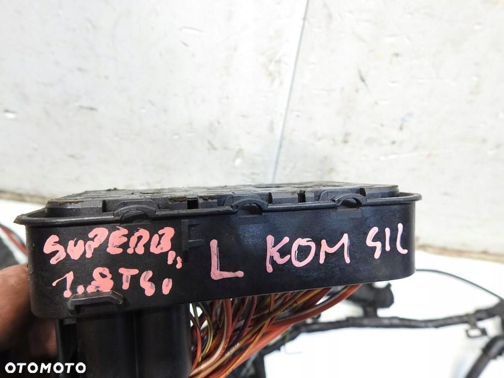 WIĄZKA INSTALACJA KOMORY SILNIKA LEWA SKODA SUPERB II 1.8 TSI 06J972619M - 2