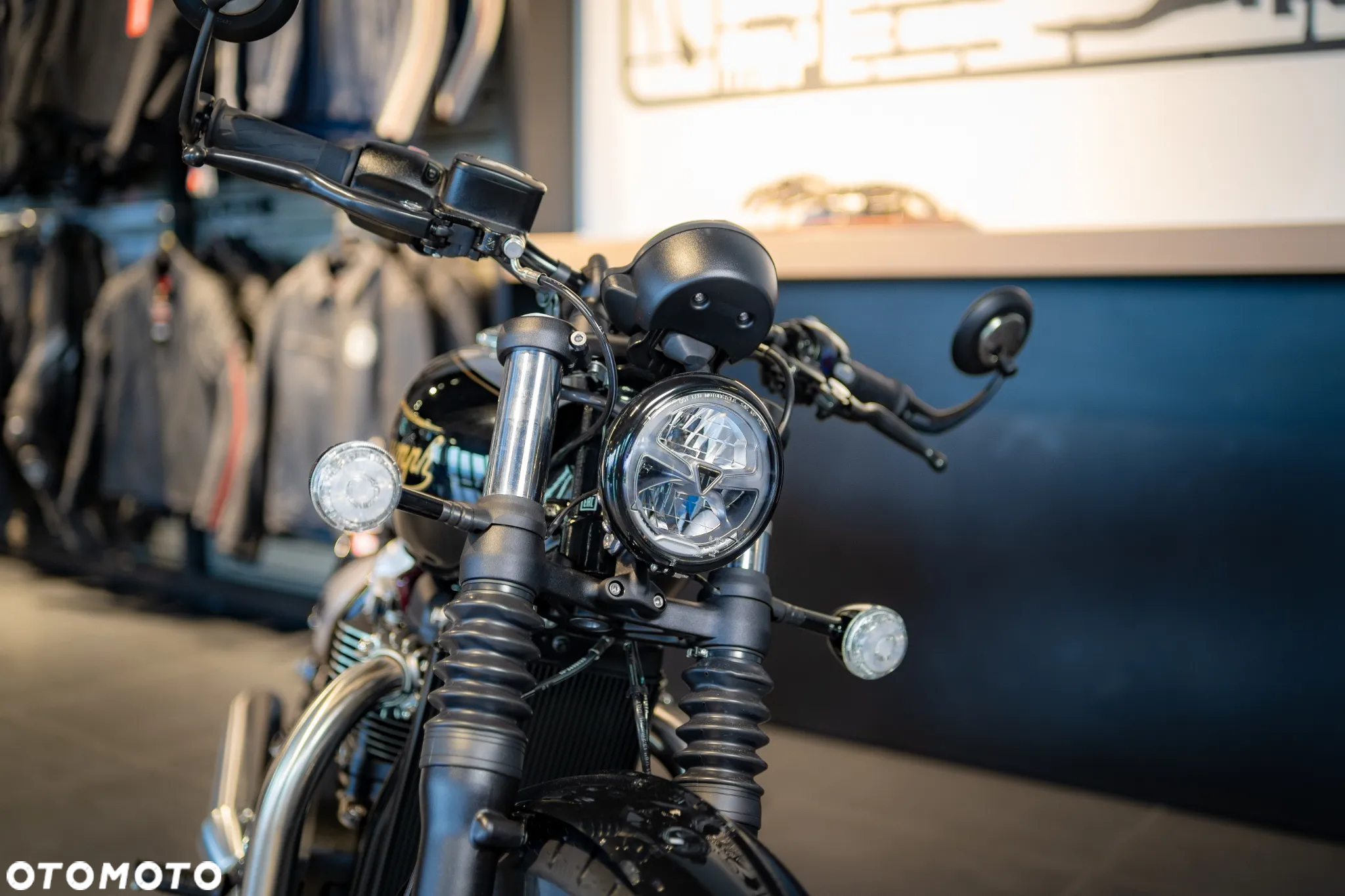 Triumph Bonneville Bobber - 18