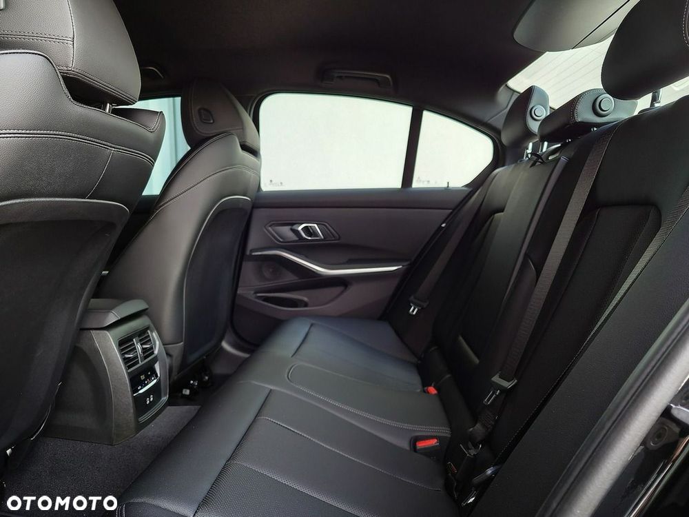 BMW Seria 3 318i M Sport - 17