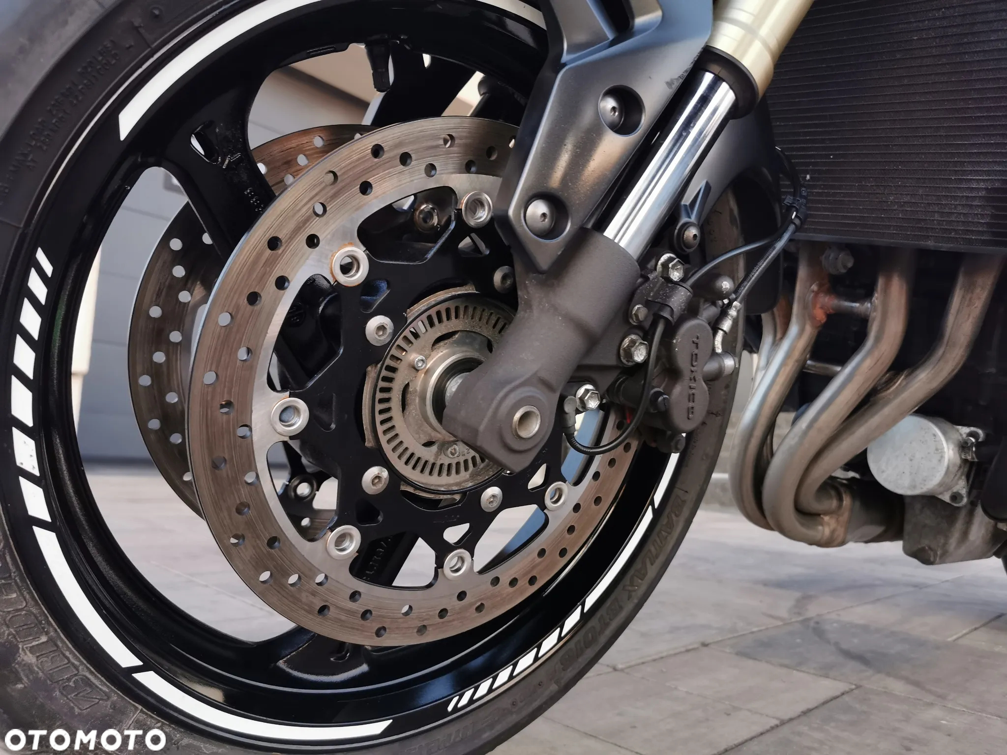 Suzuki GSR - 13