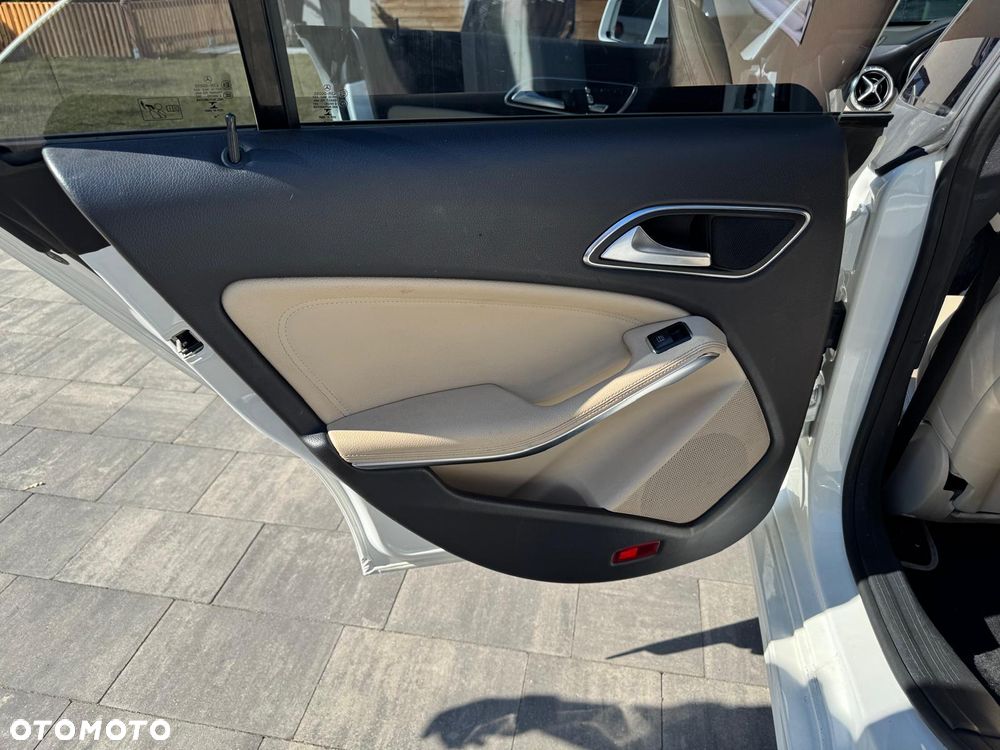 Mercedes-Benz CLA 250 4Matic 7G-DCT Sport - 16