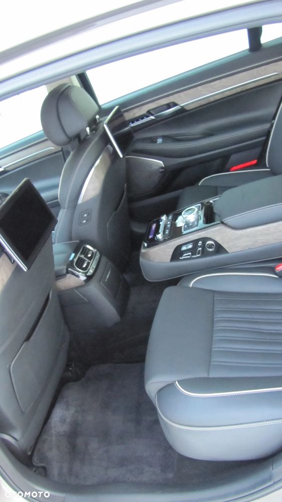 Genesis G90 - 11