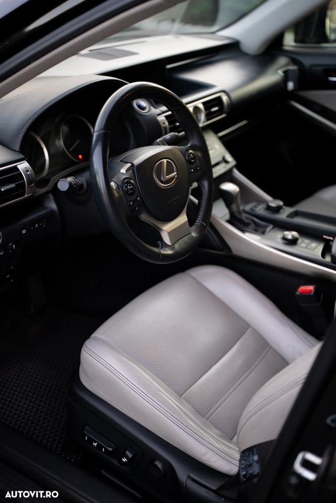 Lexus Seria IS 300h Aut. Executive - 17