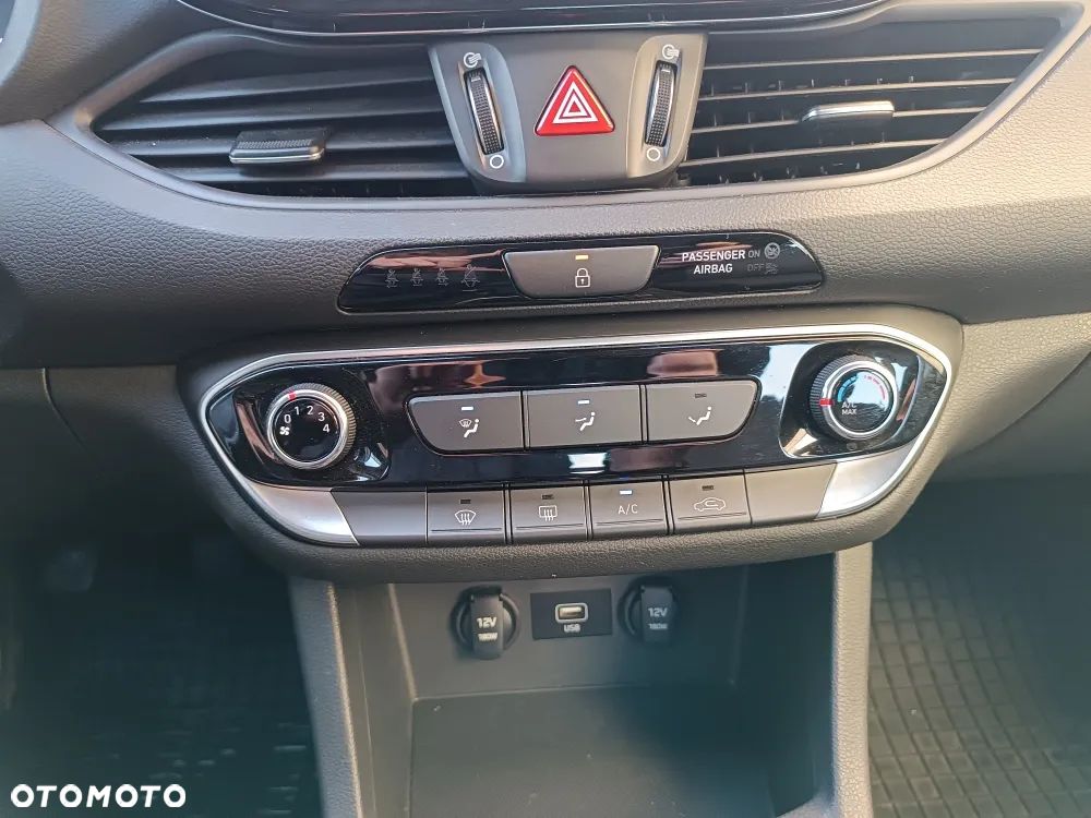 Hyundai i30 1.5 DPI Classic + - 16