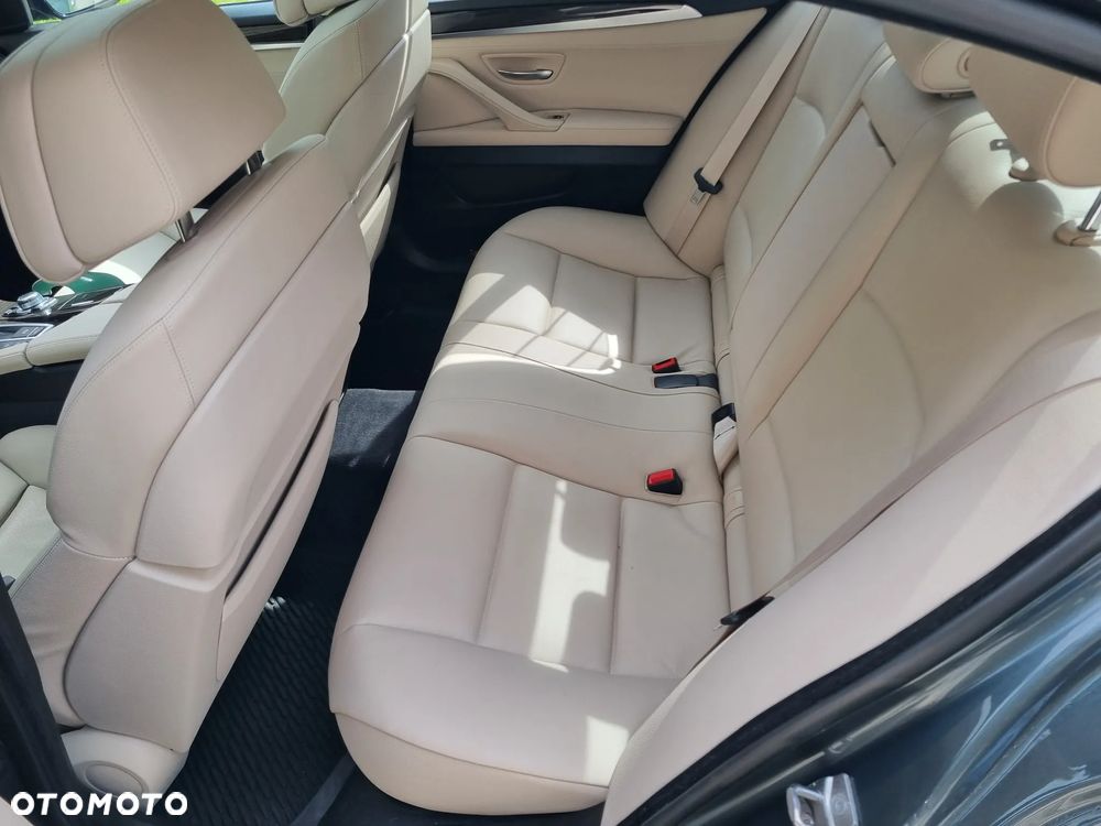BMW Seria 5 528i Sport-Aut Luxury Line - 23
