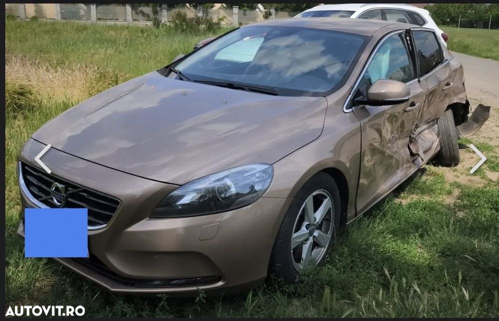 Dezmembram volvo v40 2015 122.000 km - 2