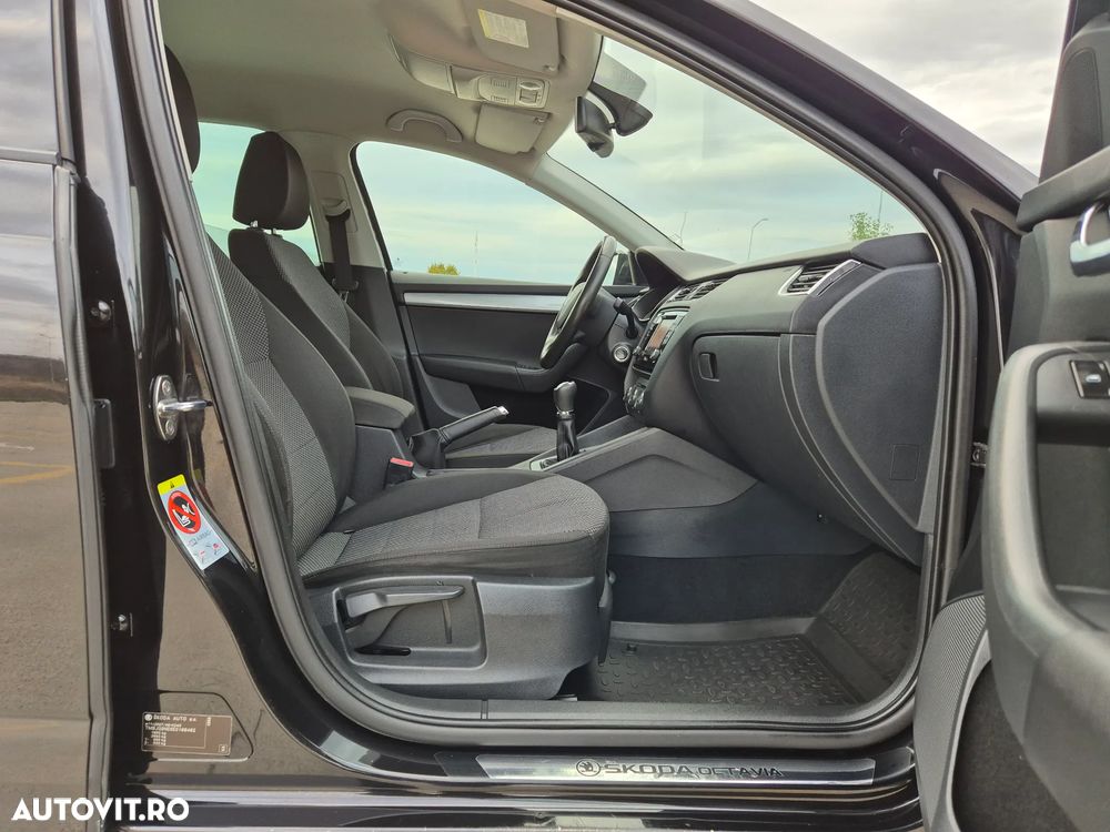 Skoda Octavia Combi 2.0 TDI RS - 27