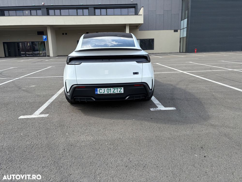 Tesla Model Y AWD Performance - 4