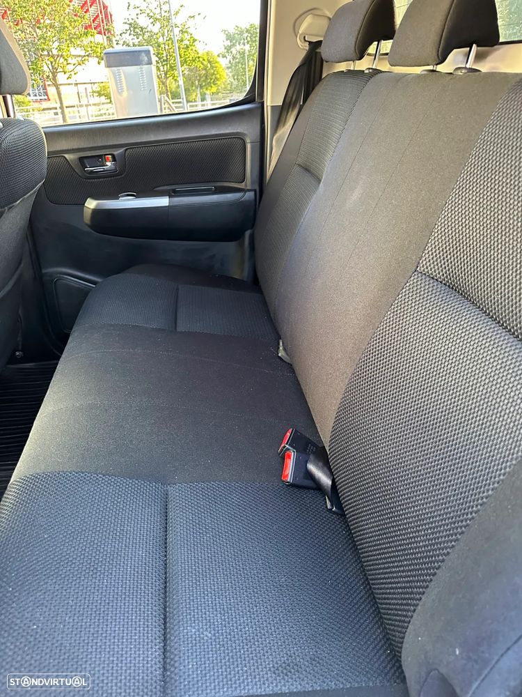 Toyota Hilux 2.5 D-4D 2WD CD CM+AC+PM - 7