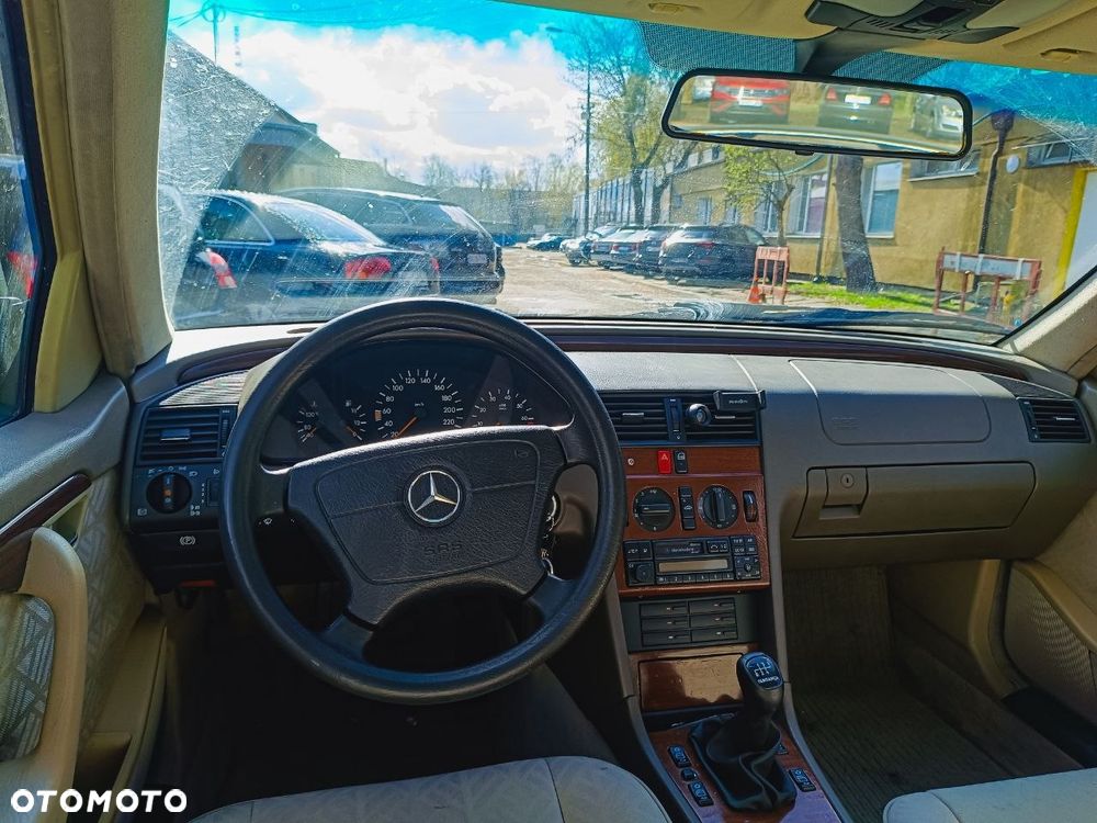 Mercedes-Benz Klasa C 180 Elegance - 14
