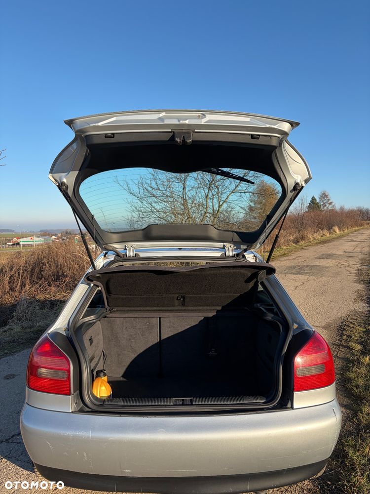 Audi A3 3-drzwiowe 1.6 Attraction - 9