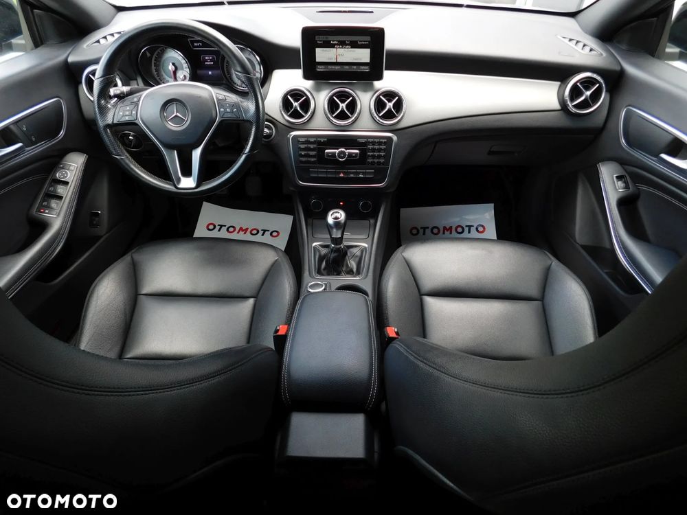 Mercedes-Benz CLA 180 AMG Line - 4