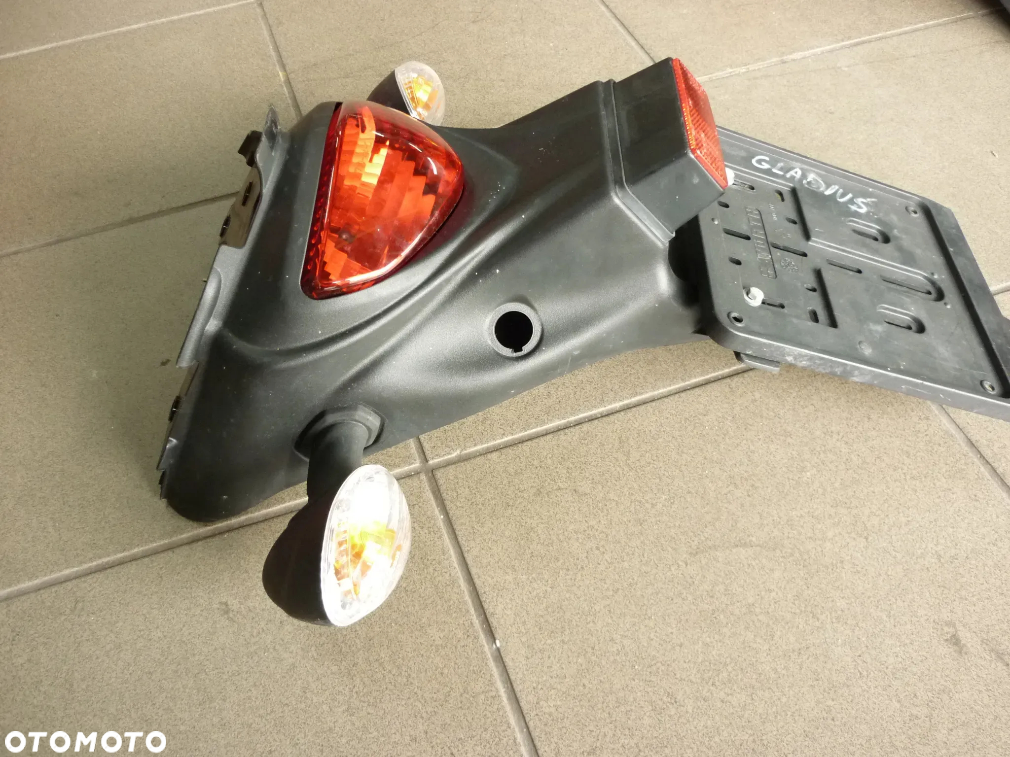 Błotniklampa kierunkowskazy mocowanie tablicy rejestracyjnej Suzuki Gladius 650 - 3