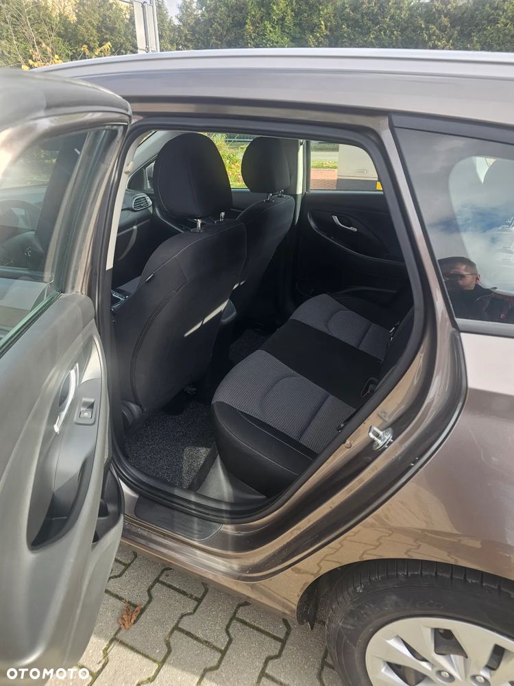 Hyundai i30 1.5 DPI Classic + - 16