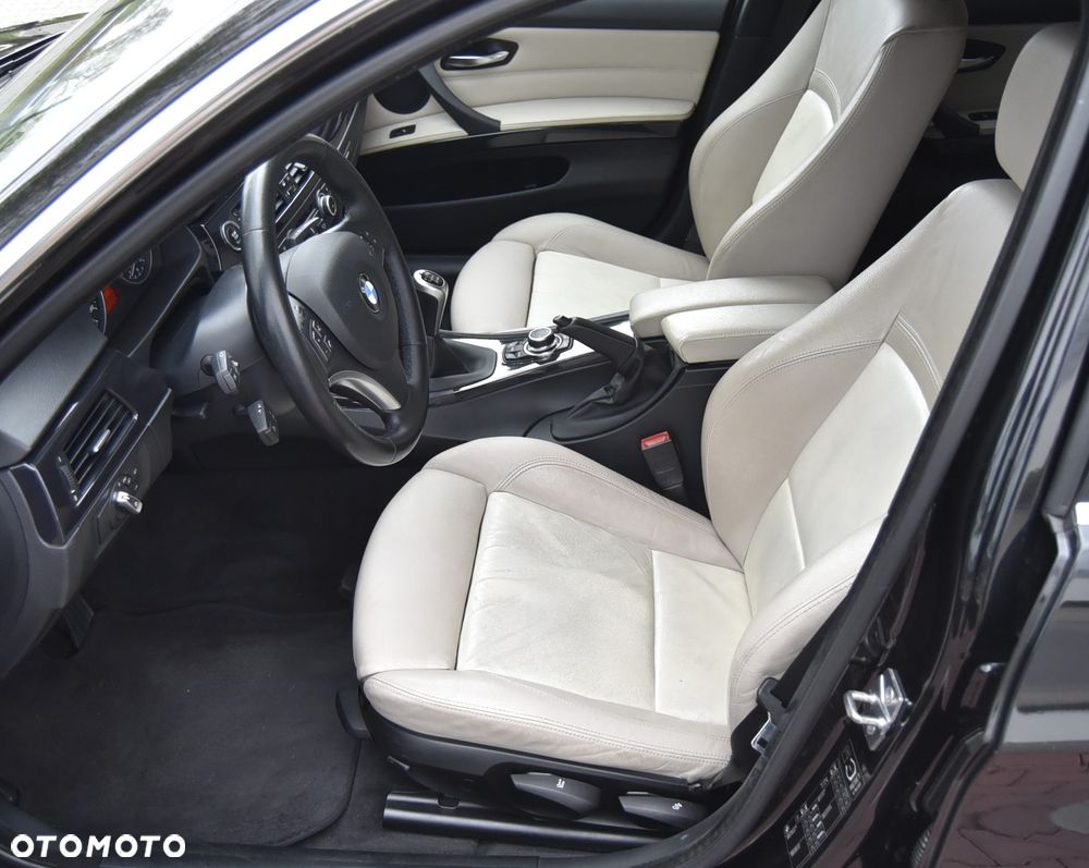 BMW Seria 3 325i xDrive Edition Exclusive - 17