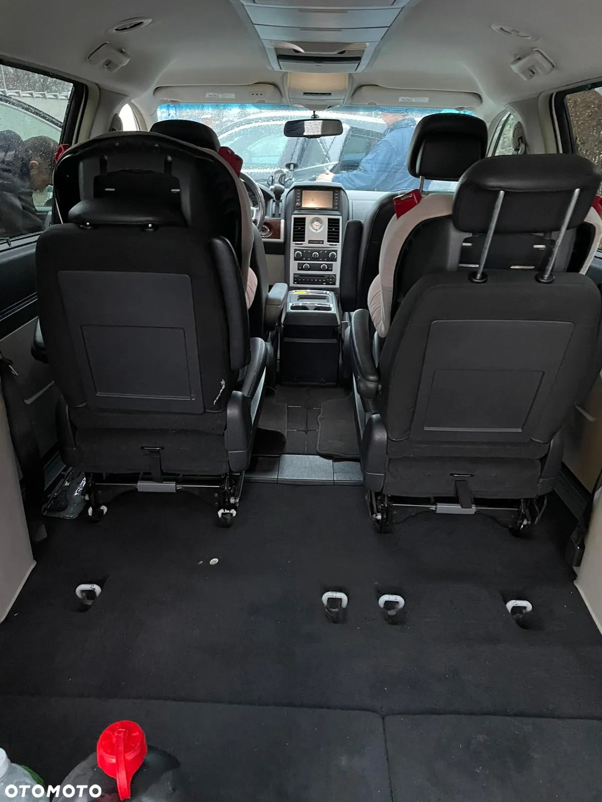 Chrysler Town & Country - 12