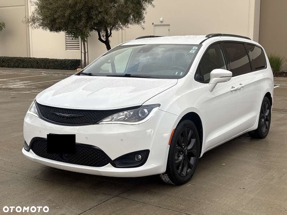 Chrysler Pacifica - 1