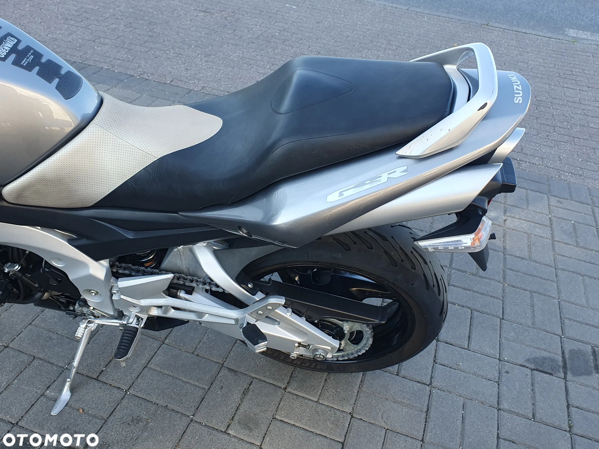 Suzuki GSR - 29
