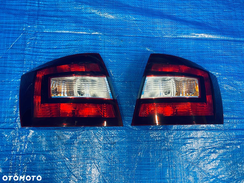 LAMPY LAMPA TYLNA W BŁOTNIK LEWA TYŁ LEWY SKODA RAPID SPACEBACK LIFT 17R ; 5JJ945095A  5JJ945096A  EUROPA ORYGINAŁ - 1