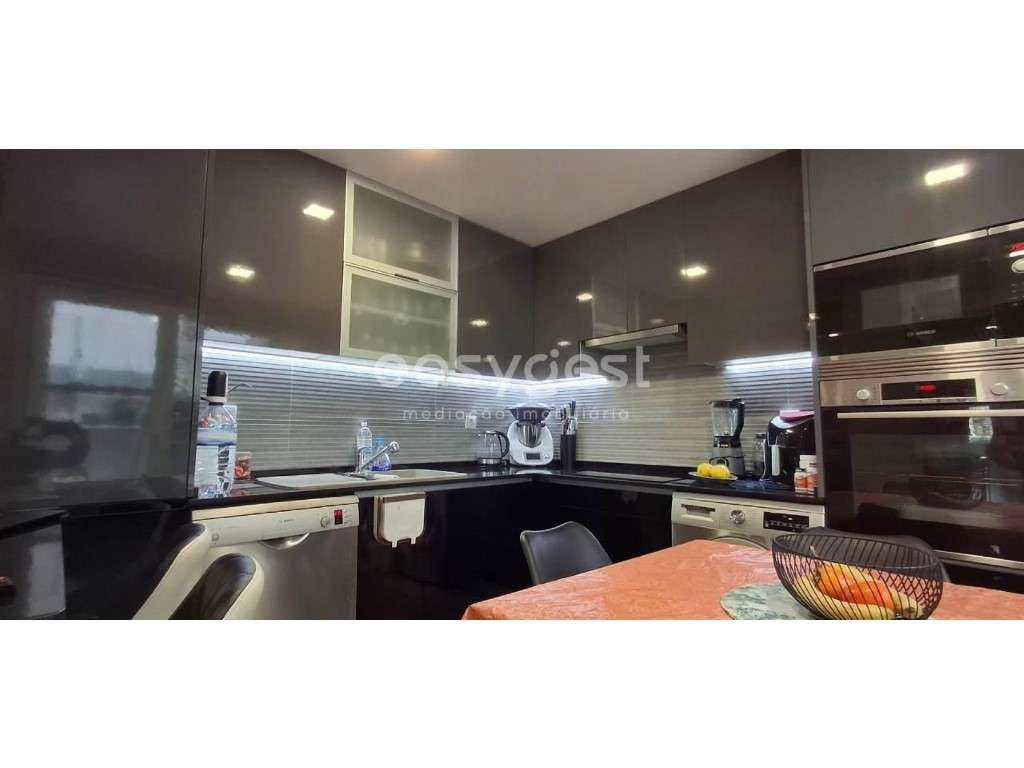 Apartamento T3 em Queluz com logradouro, a 100 metros da estação de... - Grande imagem: 2/19