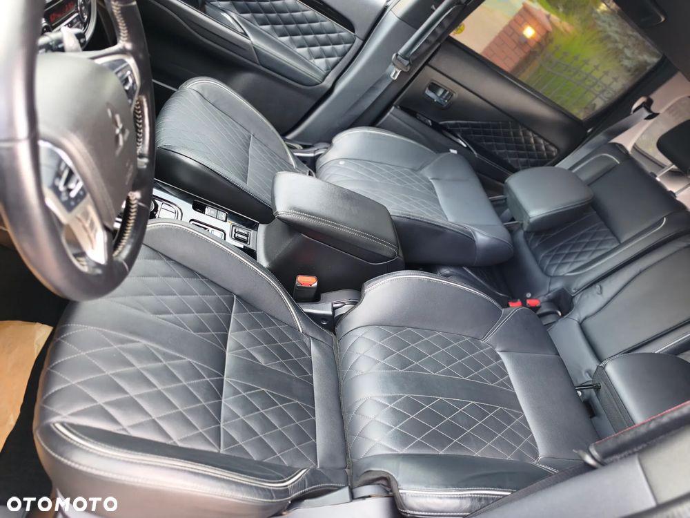 Mitsubishi Outlander 2.4 4WD Diamant+ - 33
