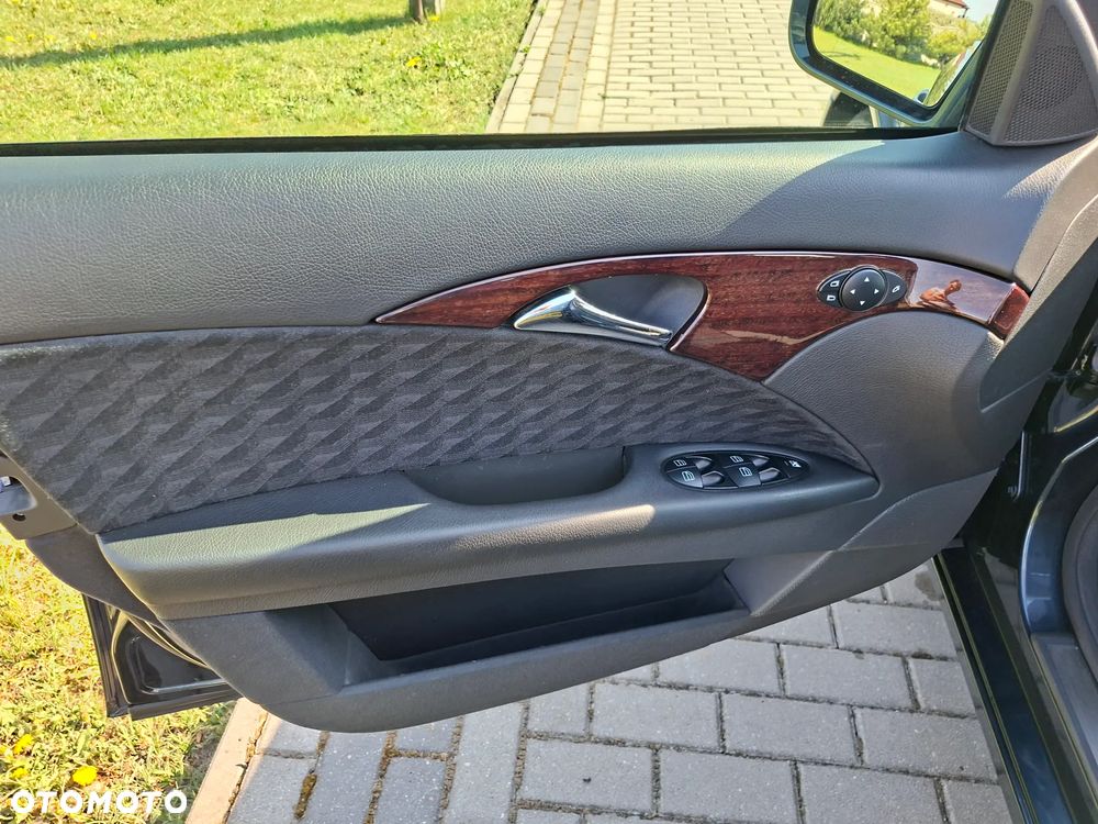 Mercedes-Benz Klasa E 200 Kompressor Automatik Classic - 32