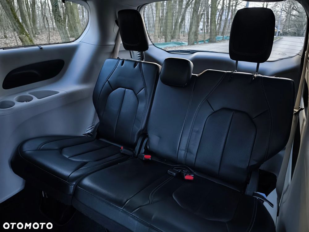 Chrysler Pacifica - 16