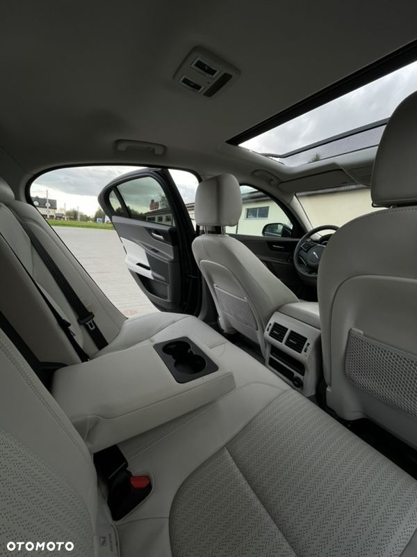 Jaguar XE - 6