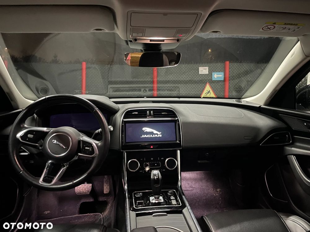 Jaguar XE 2.0 D180 SE - 6
