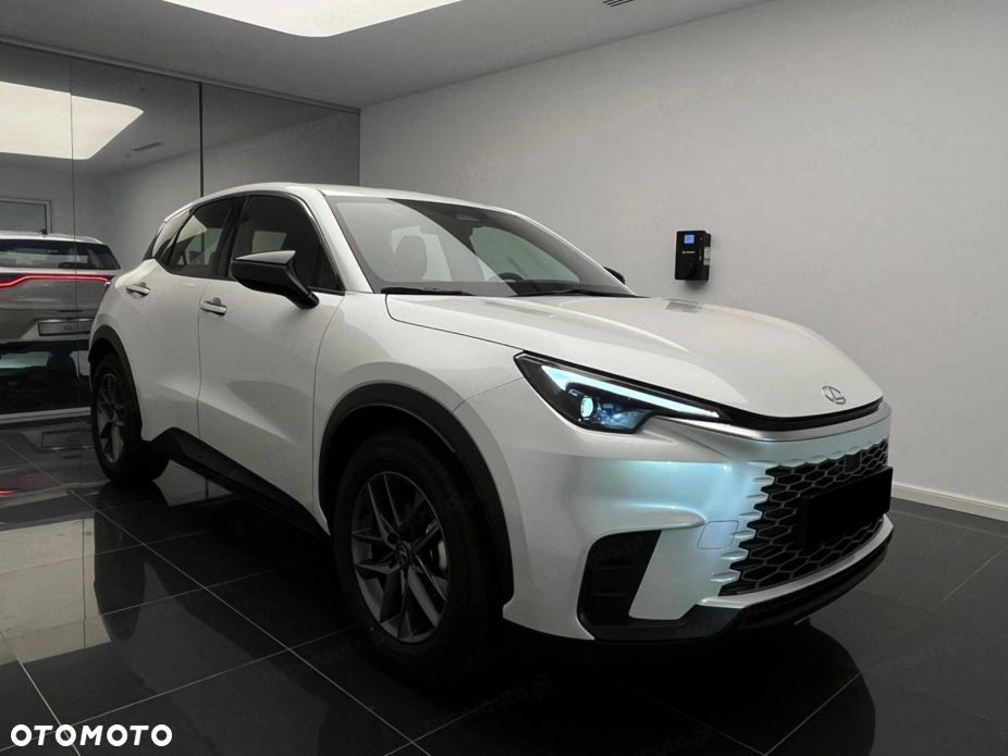 Lexus LBX - 6
