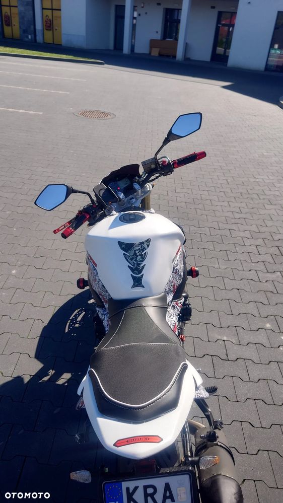 Suzuki GSR - 12