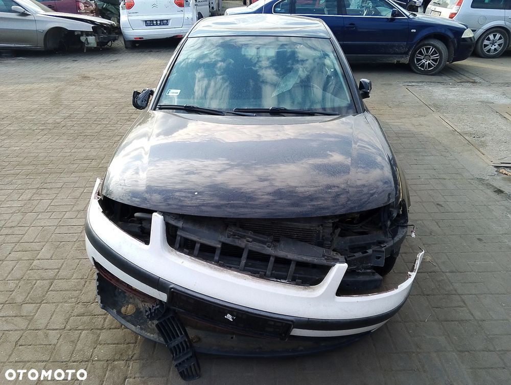Volkswagen Passat B5 Przed Lift (97-00r.) 1.8 TB 149KM. Silnik APU / AEB / ANB / ATW / AUG Skrzynia EHV / DVX / DHW / EEN / DHF / DHY / DVZ lakier LC9Z/Z4. Cały na części. GWARANCJA !!! Przód Tył Zestaw Komplet Drzwi Klapa Zderzak Błotnik Maska Grill Atrapa Szyba Pas Lampa Lusterko Boczki Fotel Kanapa Kokpit Deska Rozdzielcza Przełącznik Włącznik Sterownik Przewody Wiązka Instalacja Moduł Komputer Czujnik Listwa Pompa Alternator Wtryski Głowica Rozrusznik Kompresor Sprzęgło Dwumas Silnik Skrzynia ABS Klimatyzacji Paliwa Wspomagania Kolektor Turbina Przepustnica Zawór Chłodnica Koło Hak Belka Sanki Zawieszenie Mcpherson Półoś Amortyzator Wydech Tłumik Zacisk Most - 2