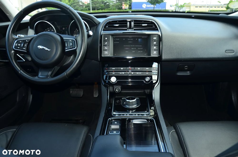 Jaguar XE 2.0 D Prestige - 22