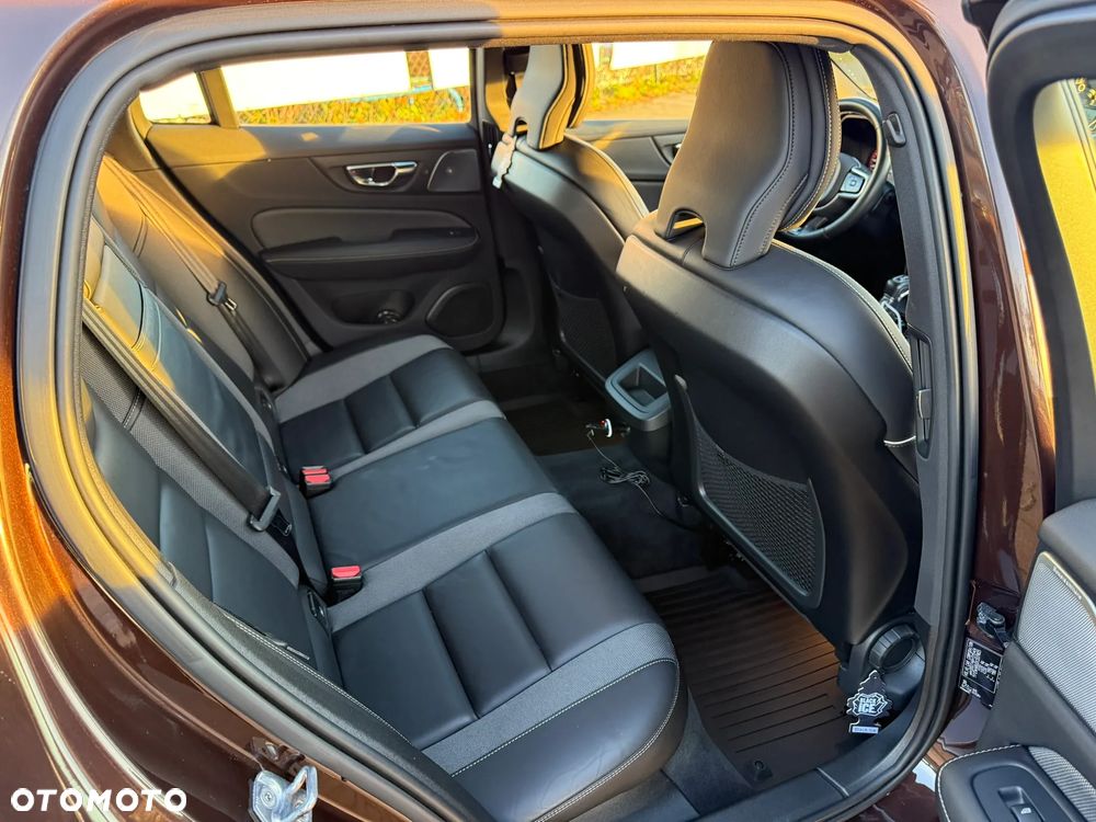 Volvo V60 D3 AWD R-Design - 11