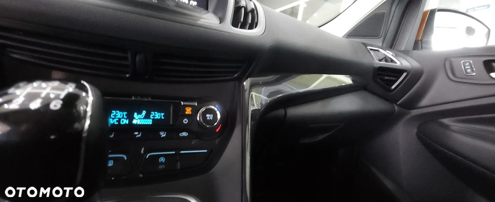 Ford Kuga 2.0 TDCi 2x4 Titanium - 31
