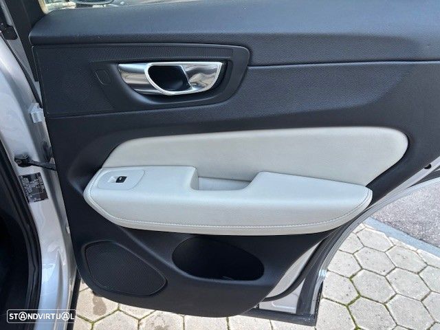 Volvo XC 60 2.0 D4 Inscription AWD Geartronic - 25